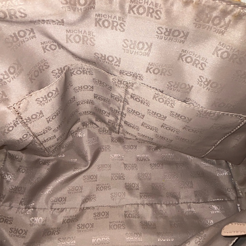 Pre loved Michael Kors patent Cindy dome satchel - Picture 5 of 10
